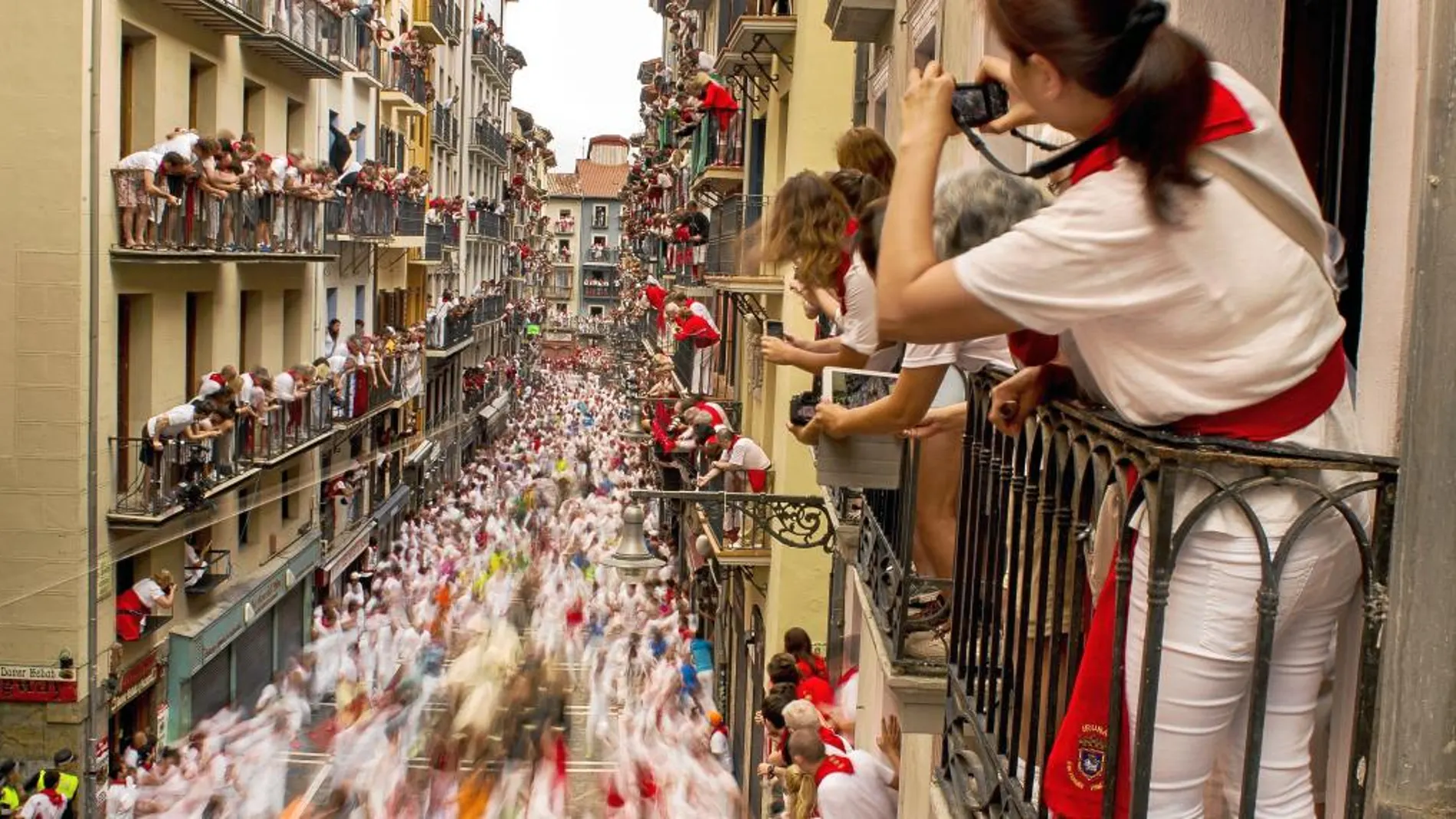 Pamplona acoge cada mañana su tradicional encierro, al que acuden corredores de todo el mundo