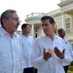 El presidente de México Enrique Peña Nieto y su homólogo cubano, Raúl Castro