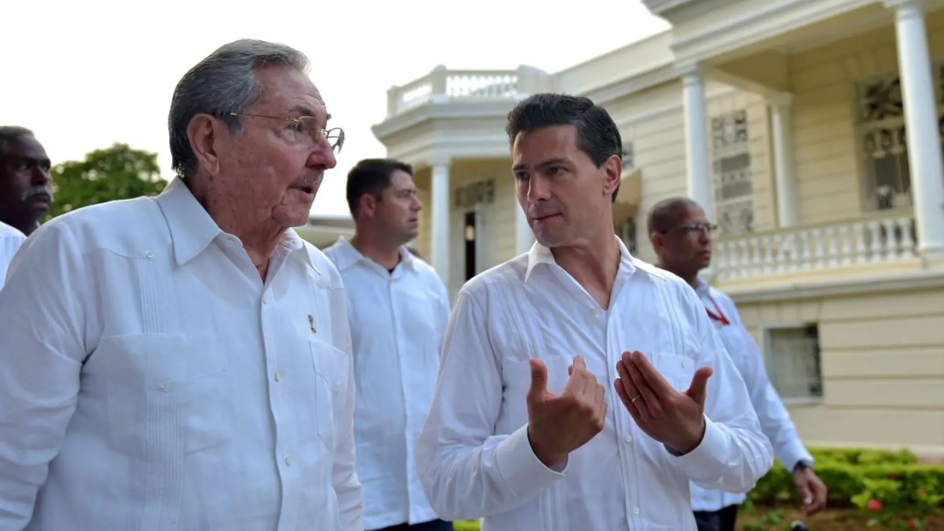 El presidente de México Enrique Peña Nieto y su homólogo cubano, Raúl Castro