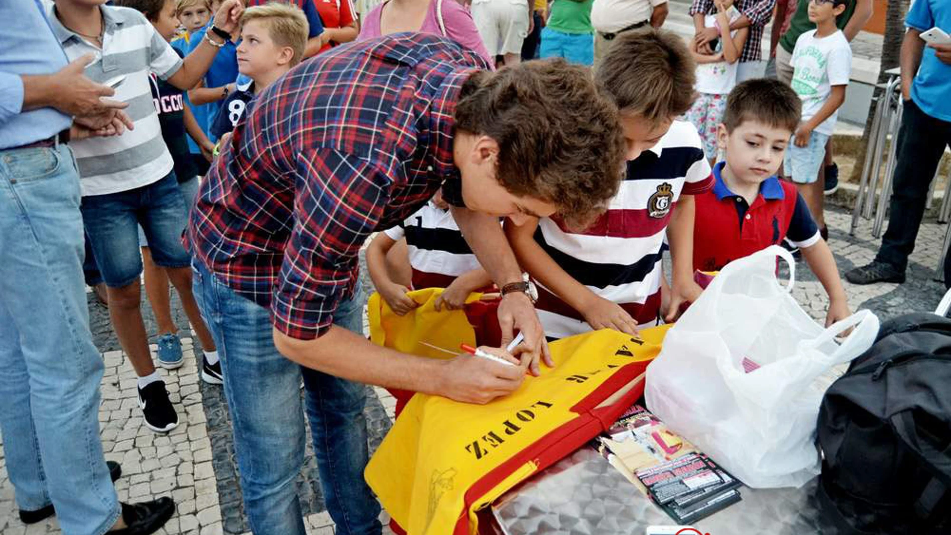 Ginés Marín firma un autógrafo en el capote de uno de los niños que asistieron a la cita