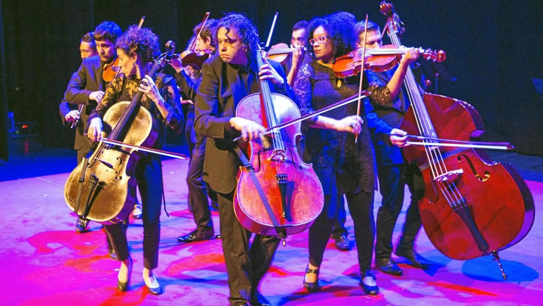 La orquesta hace de todo, desde correr a ir en bicicleta