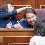 Irene Montero mira para su bancada mientras que Pablo Iglesias conversa con Margarita Robles, de espaldas