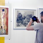 «El beso» de Klimt reinterpretado por Milo Manara junto a la visión de Santiago Valenzuela de «La torre de Babel»