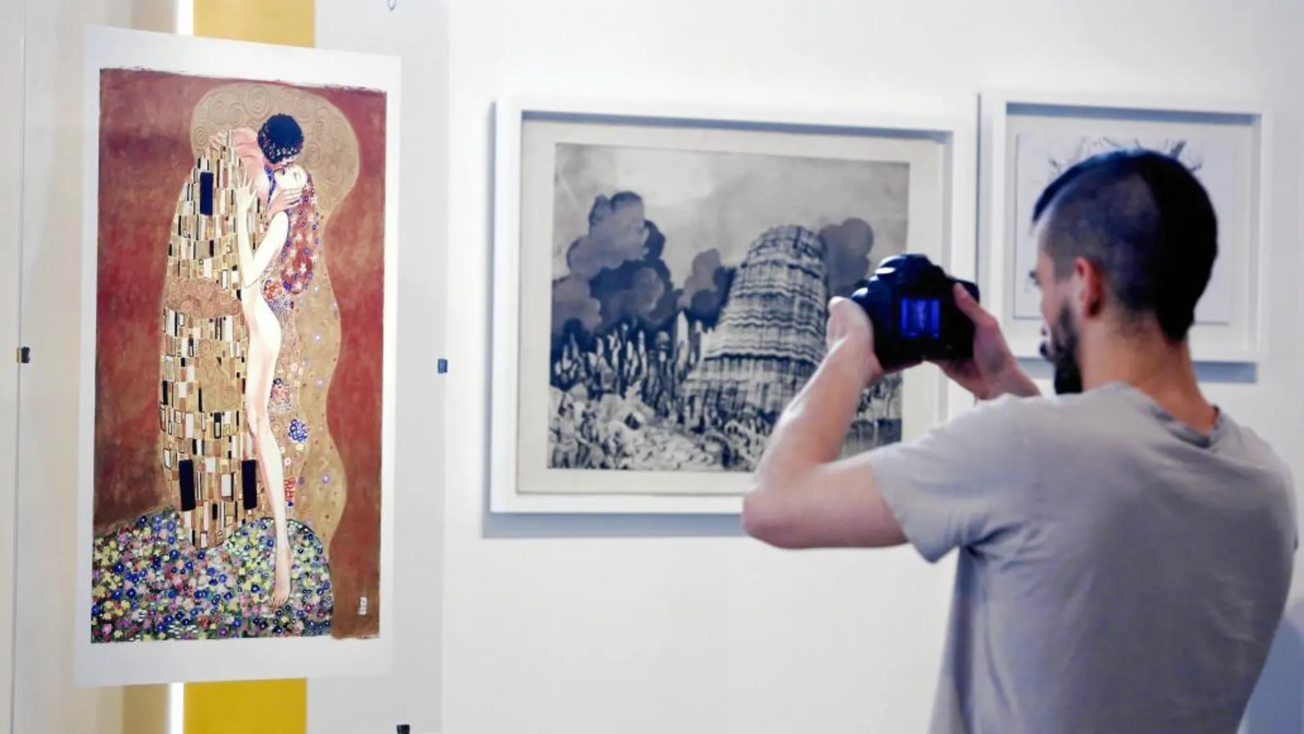 «El beso» de Klimt reinterpretado por Milo Manara junto a la visión de Santiago Valenzuela de «La torre de Babel»