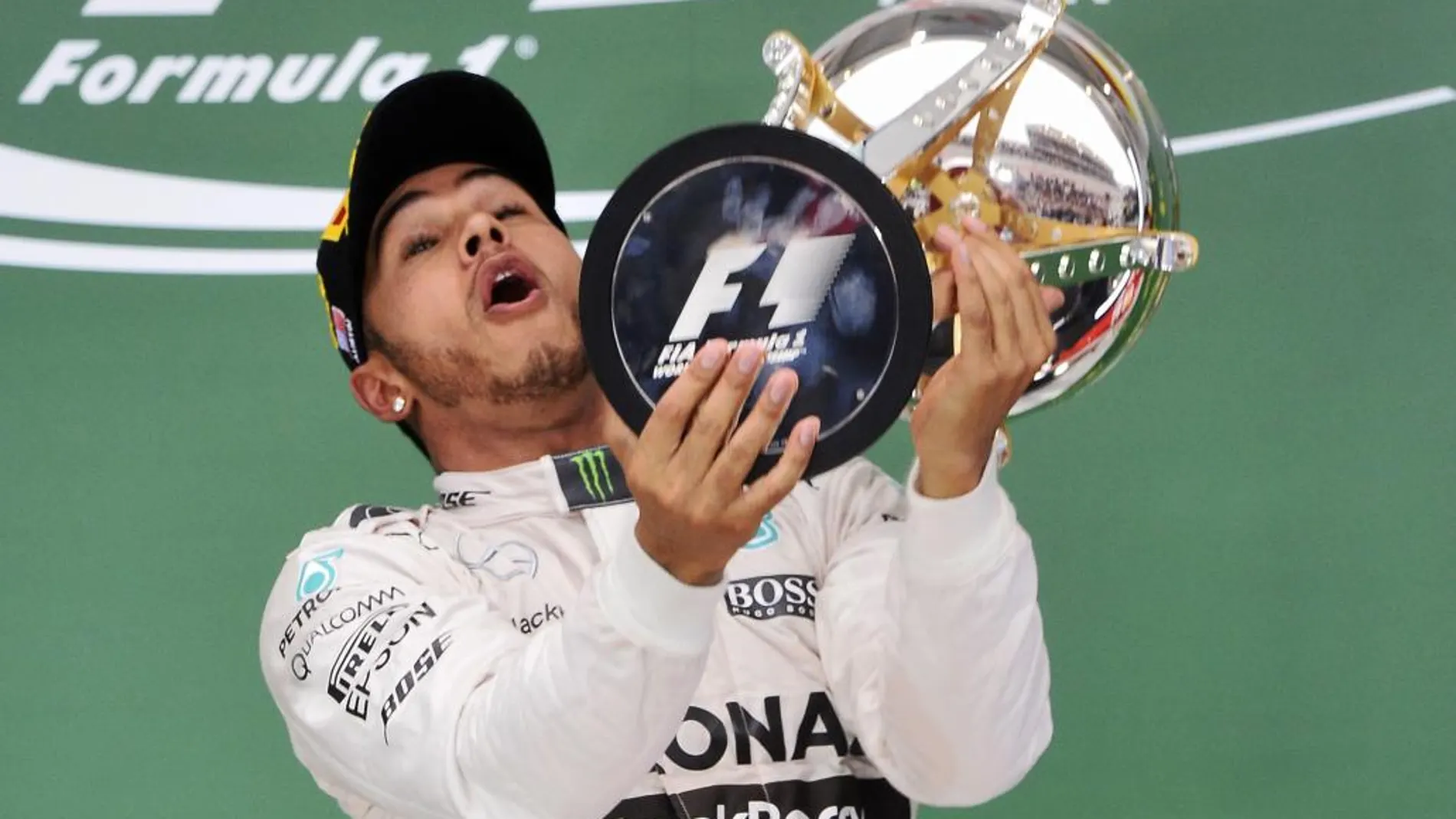 Lewis Hamilton, con el trofeo del GP de EEUU