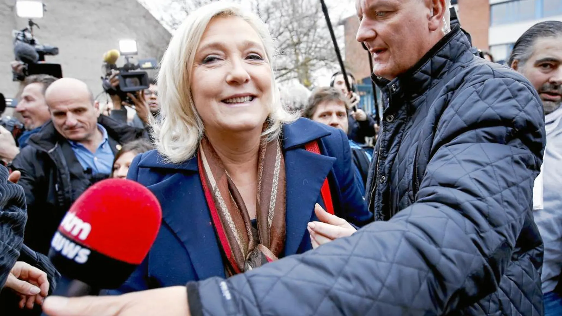Marine Le Pen, junto a su guardaespaldas, Thierry Légier, en una imagen de archivo. Légier fue interrogado ayer por la Policía francesa por estar implicado en un caso de empleos ficticios que fueron financiados con fondos europeos y que han sido denunciados por la Eurocámara