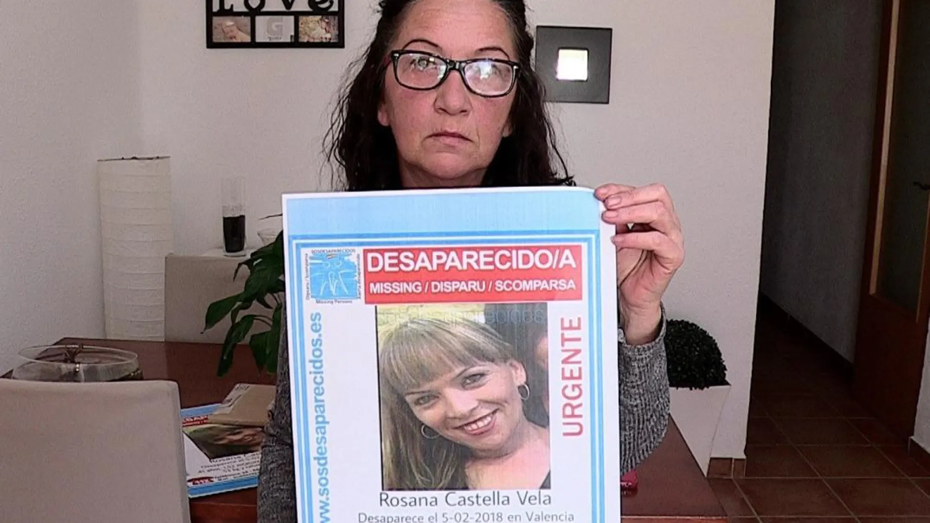 Marian Amparo Vela, madre de Rosana, con un cartel de su hija/Efe