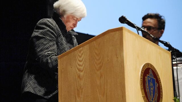 Janet Yellen hace una larga pausa durante el discurso