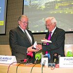 Diego Murillo, presidente de AMA, entregó el cheque al Padre Ángel