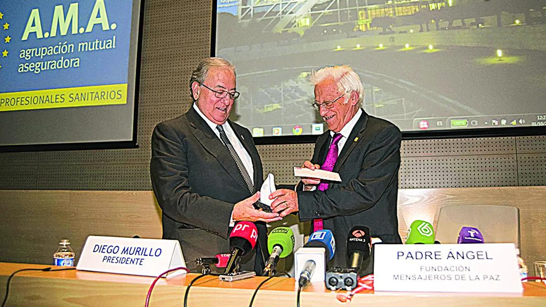 Diego Murillo, presidente de AMA, entregó el cheque al Padre Ángel