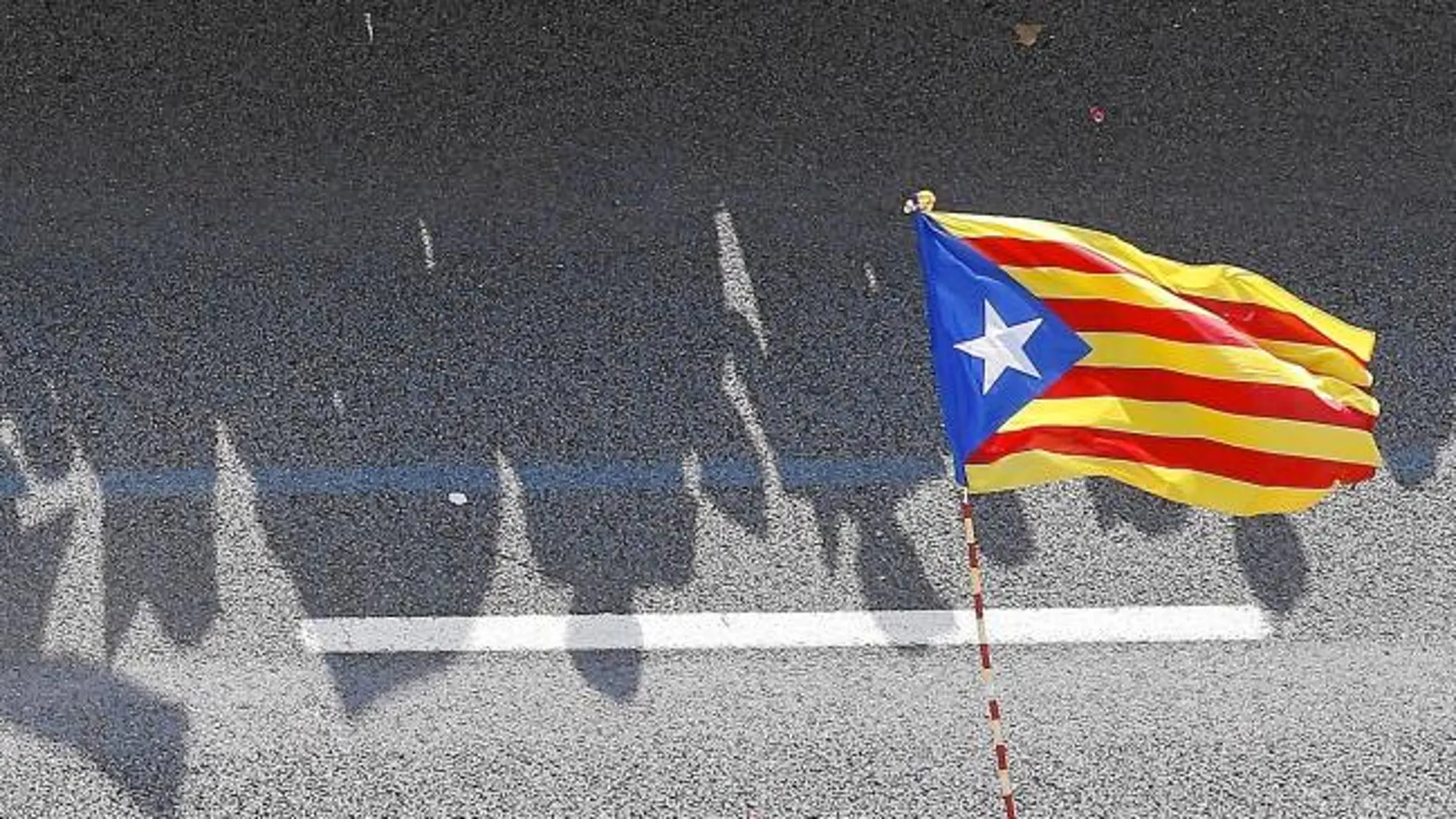 Un grupo de independentistas muestra una bandera «estelada» en la movilización de la Diada del pasado 11 de septiembre en Barcelona