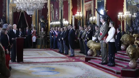 Los Reyes escuchan el discurso del ministro de Defensa, Pedro Morenés