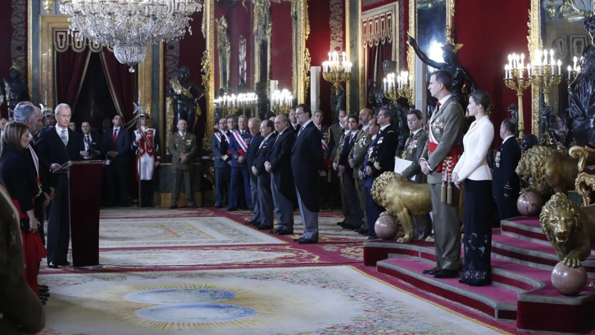 Los Reyes escuchan el discurso del ministro de Defensa, Pedro Morenés