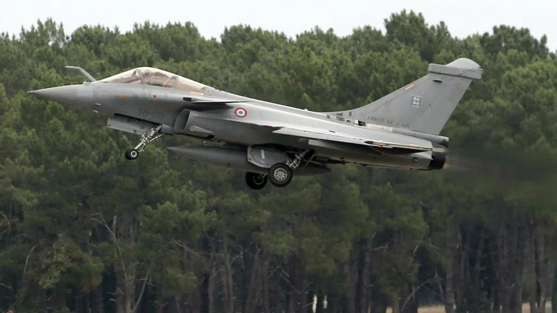 Un caza del éjercito del aire francés, Rafale despega de la base de Mont de Marsan, en el sur de Francia, el pasado 31 de agosto