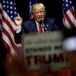 El precandidato republicano Donald Trump habla durante un evento de campaña, en Bethpage, Long Island, Nueva York