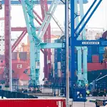  La industria hace acopio de materiales ante la huelga en los puertos