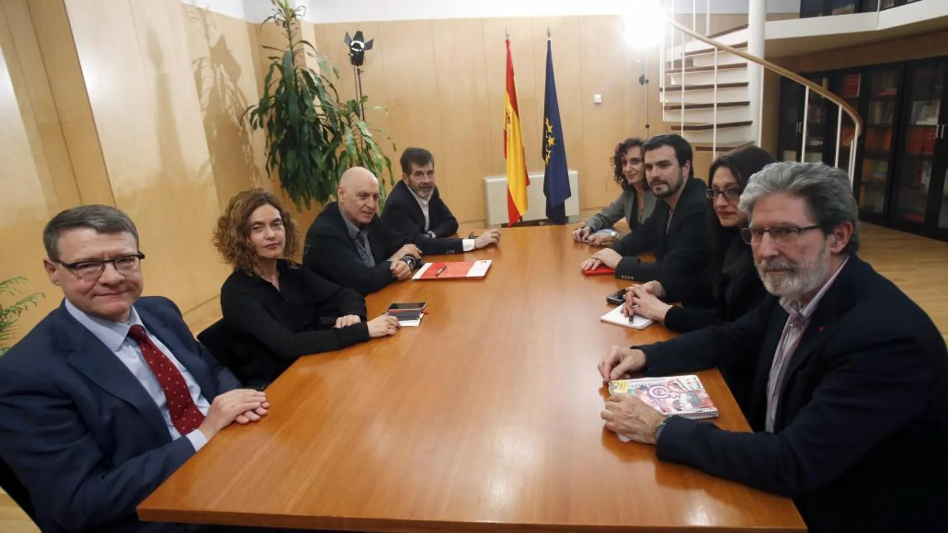 Los miembros de la comisión negociadora del PSOE Jordi Sevilla (i), Meritxell Batet (2i), Rodolfo Ares (3i) y José Enrique Serrano (4i), y de IU, Adoldo Barrena (d), Sol Sánchez (2d), Alberto Garzón (3d), e Isabel Elbal (4d).