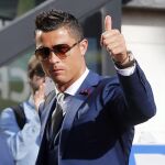 Cristiano Ronaldo saluda a fans