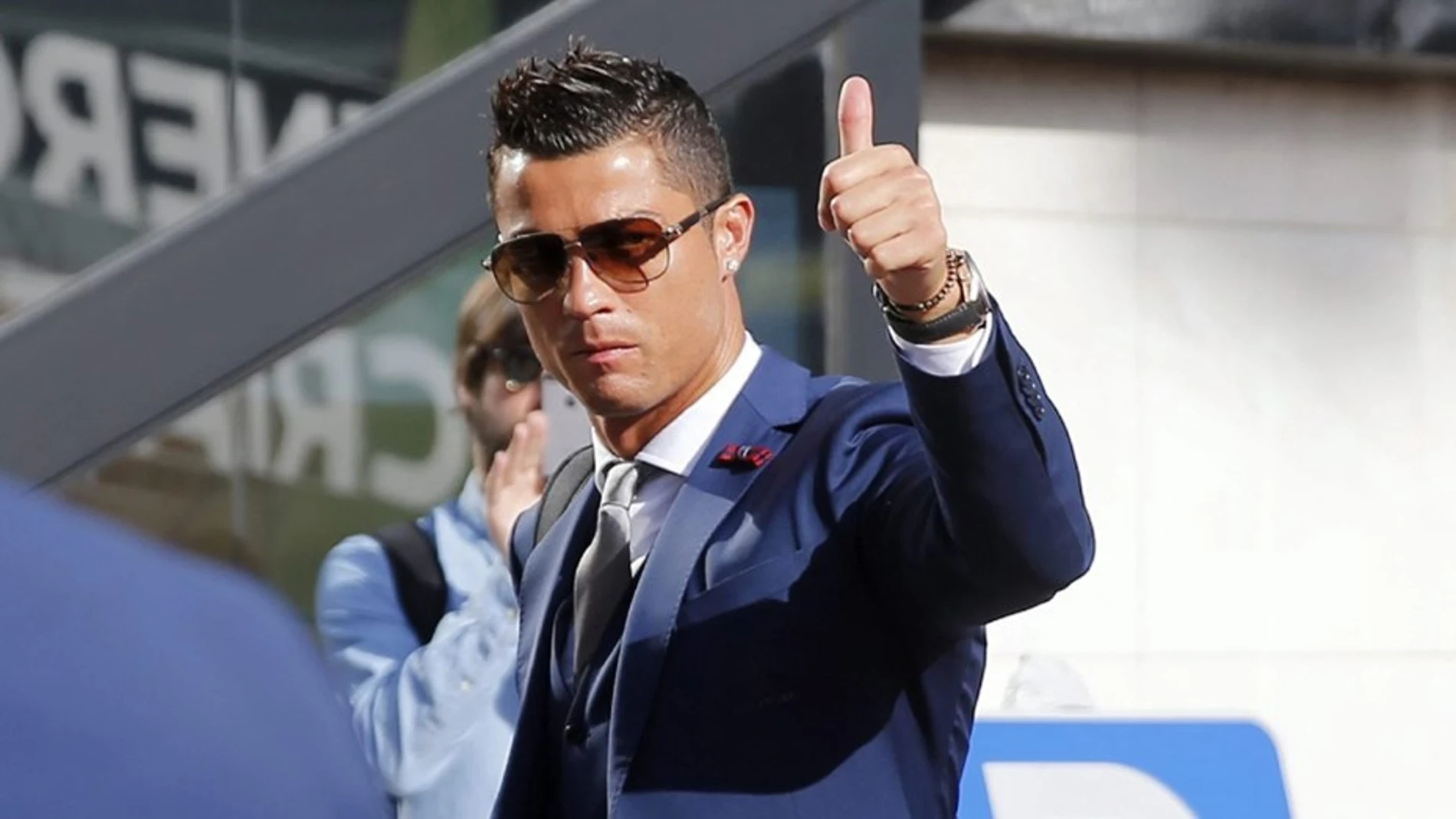 Cristiano Ronaldo saluda a fans