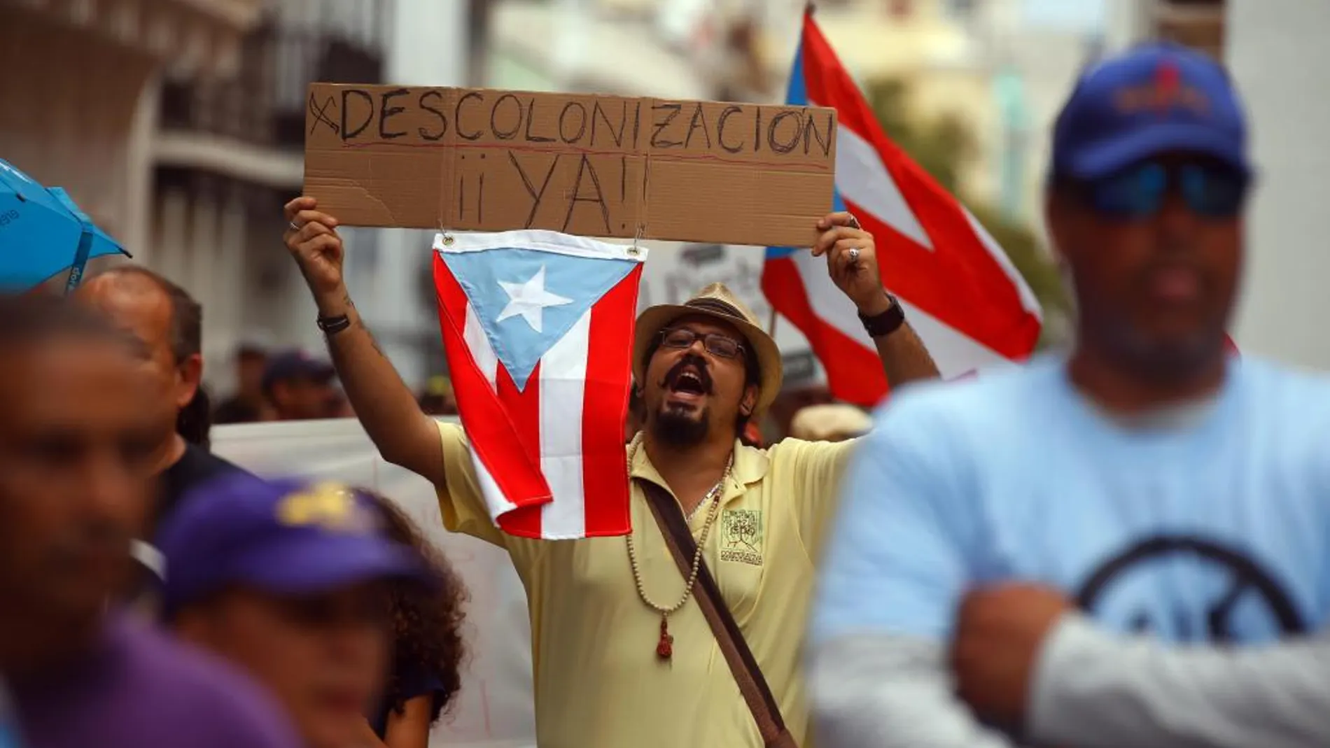 Puertorriqueños marchan hoy, domingo 1 de mayo de 2016, durante una manifestación por el Día Internacional de los Trabajadores en San Juan (Puerto Rico)