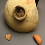 Fragmentos del cuello de una vasija de aceite de estilo español de mediados del XVI