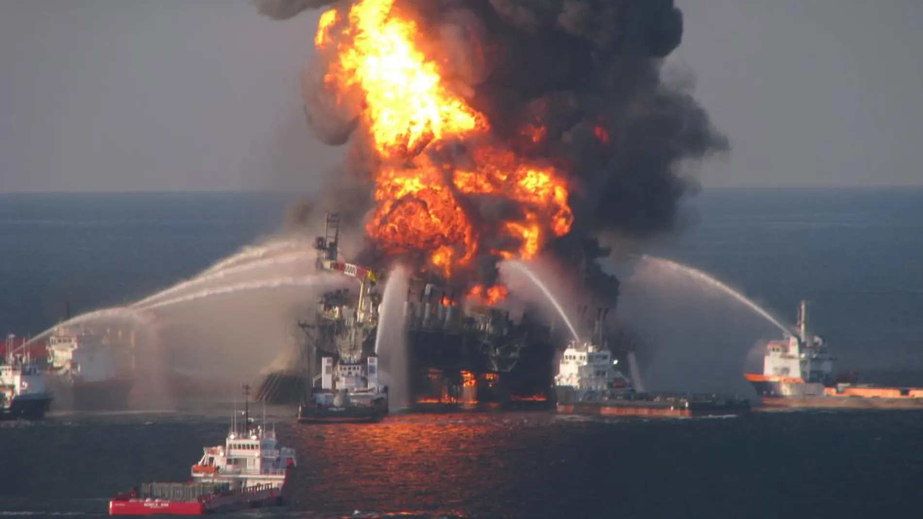 Imagen del incendio en la plataforma Deepwater Horizon en abril de 2010.