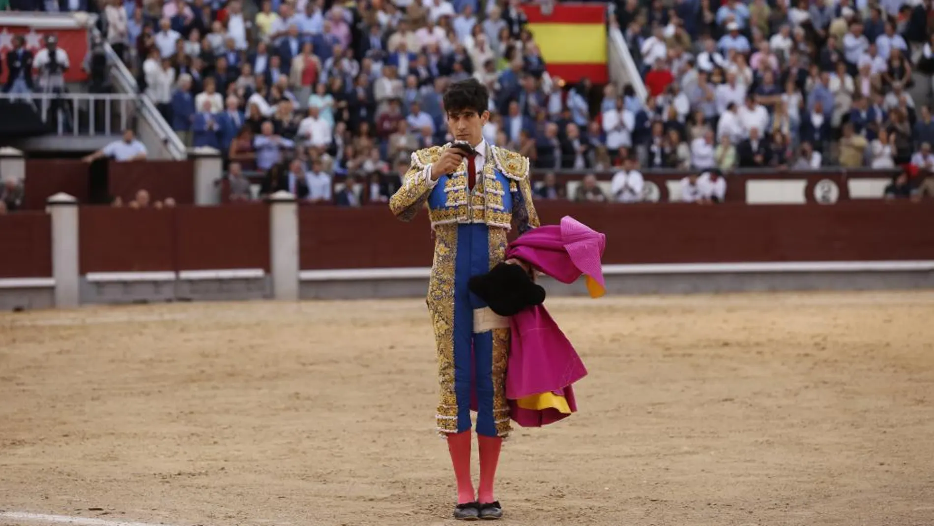 López Simón agradece al público la oreja concedida, que le abrió la Puerta Grande, después de salir de la enfermería el pasado viernes