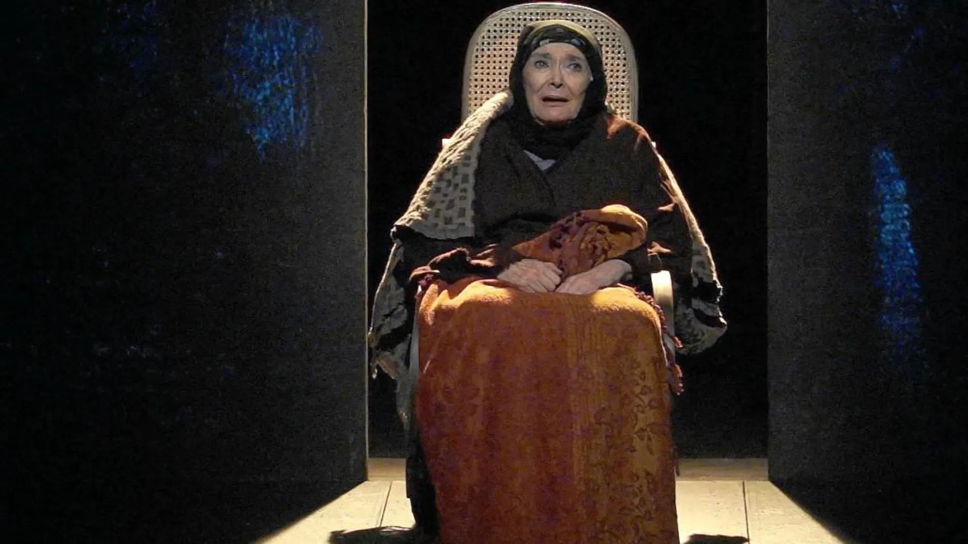 Nuria Espert es una de las caras visibles de este dramático texto que une crítica y emoción.