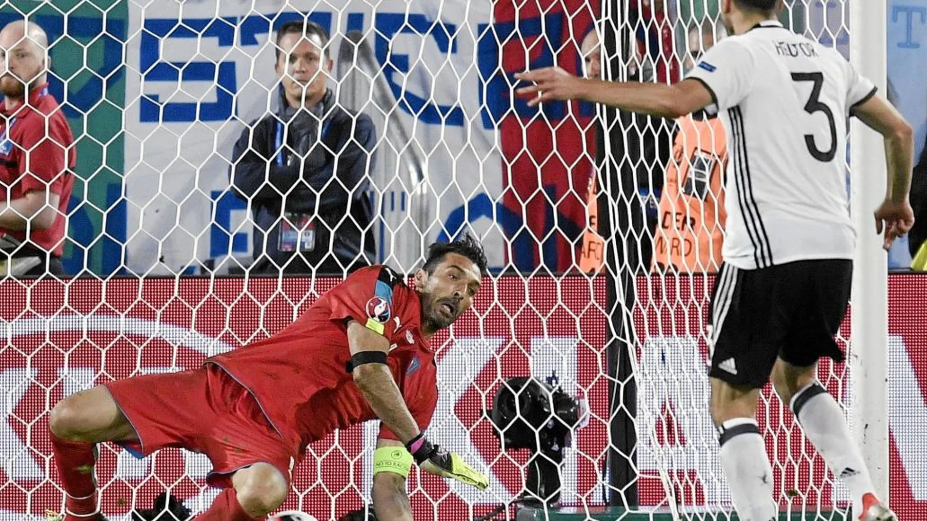 Buffon casi para el último penalti de Hector: tocó el balón, pero entró para que Alemania dispute las semifinales