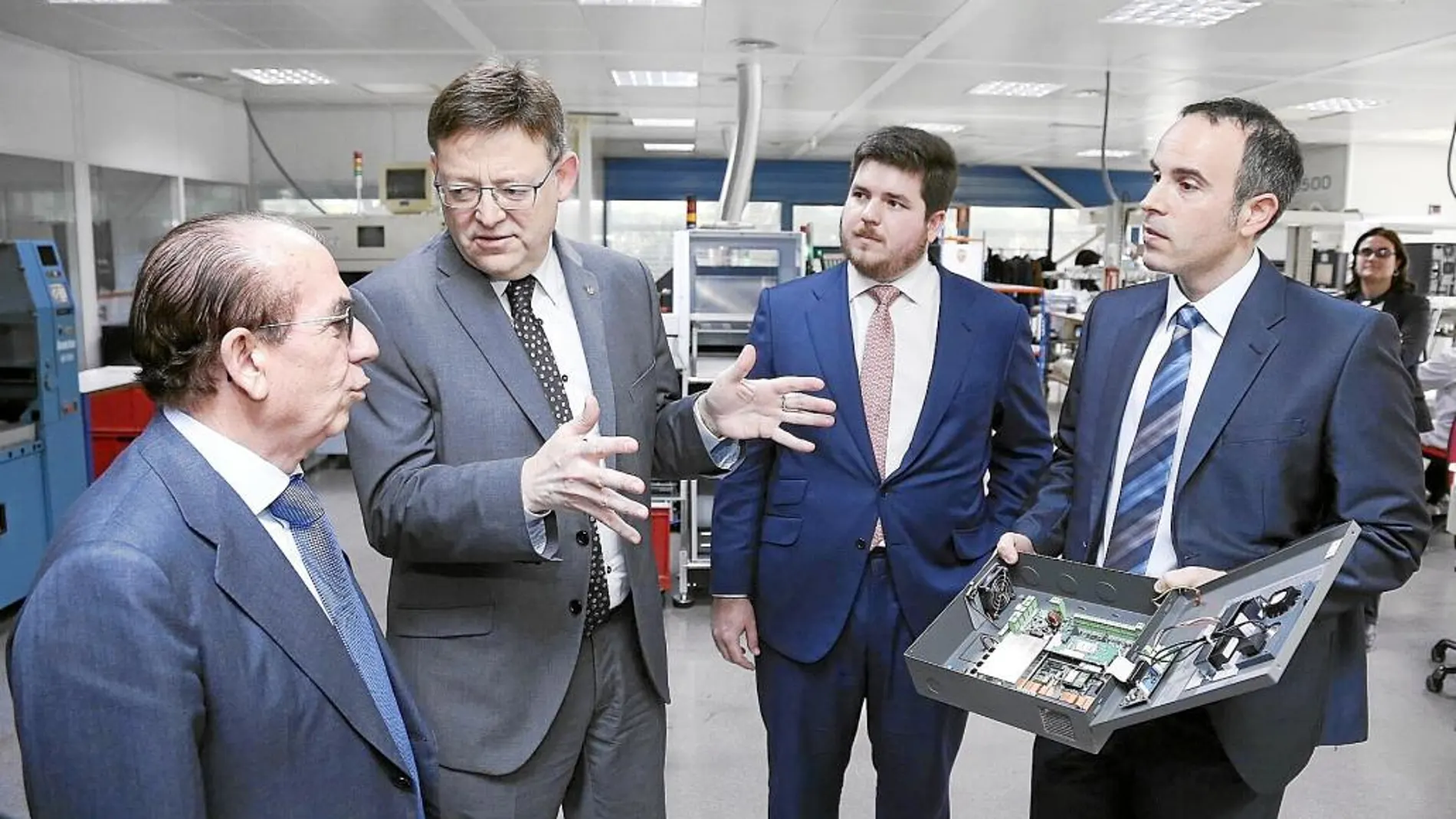 Ximo Puig visitó la fábrica de Inelcom en Xàtiva