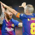 Messi e Iniesta celebran el segundo gol. Digne centró con el balón ya fuera
