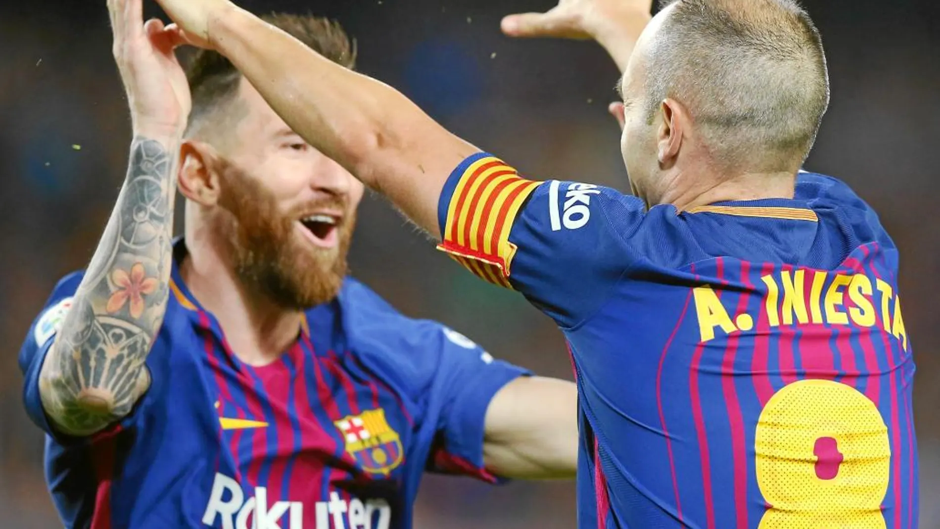 Messi e Iniesta celebran el segundo gol. Digne centró con el balón ya fuera