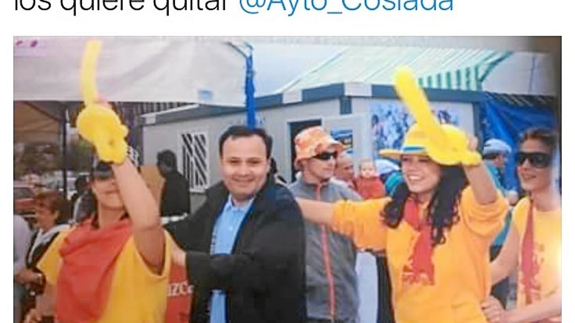 Arriba, críticas al alcalde por la consulta contra los mismos encierros en los que el año pasado se hacía fotos con las peñas. Abajo, la papeleta con la pregunta dirigida