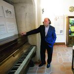 El universal etnógrafo junto al piano que perteneció a su madre y que adquirió años después