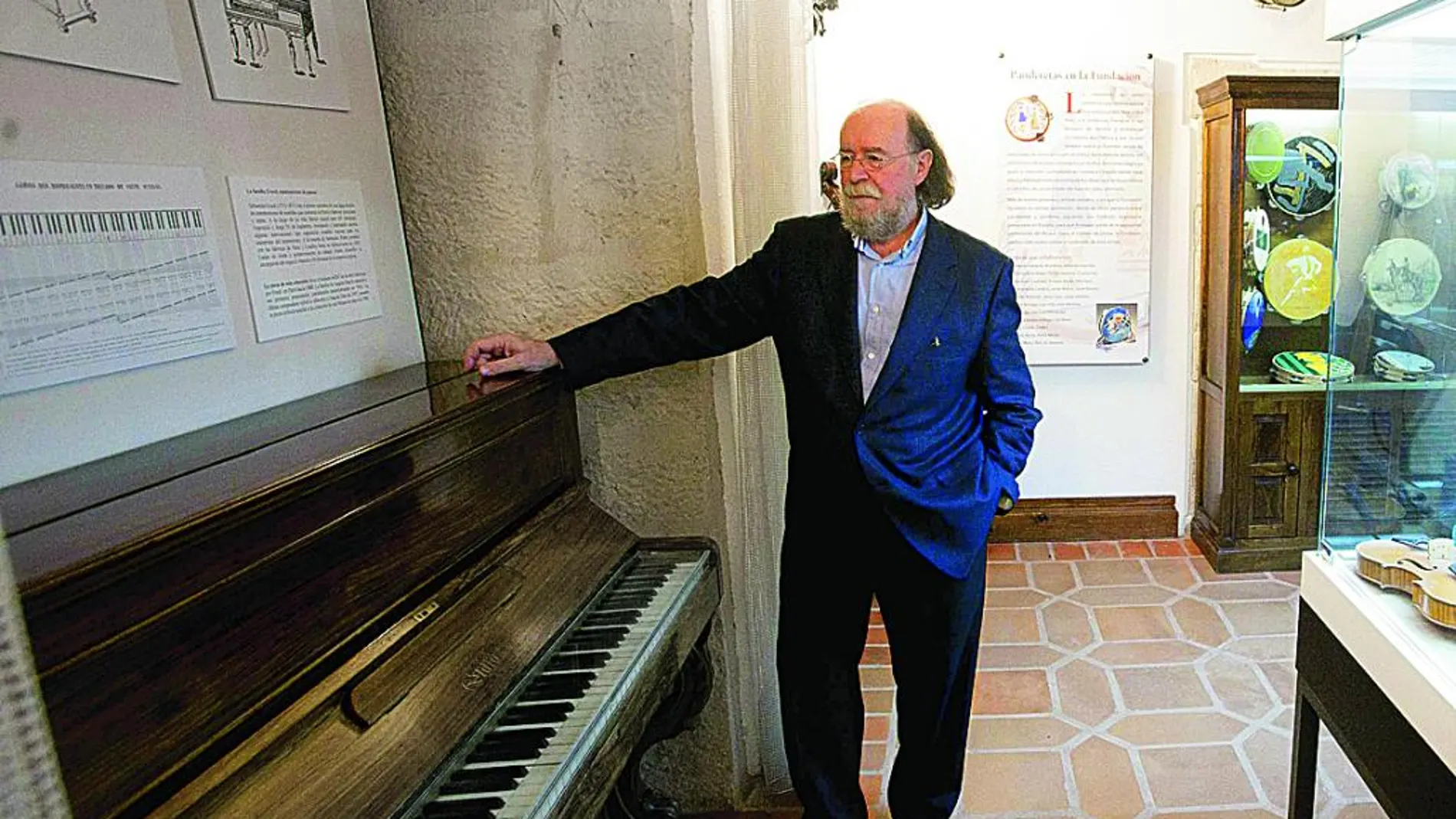 El universal etnógrafo junto al piano que perteneció a su madre y que adquirió años después