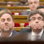 El president de la Generalitat, Carles Puigdemont, junto al vicepresidente, Oriol Junqueras, ayer, en el Parlament