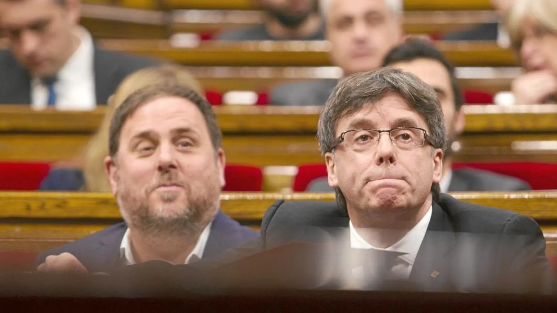 El president de la Generalitat, Carles Puigdemont, junto al vicepresidente, Oriol Junqueras, ayer, en el Parlament