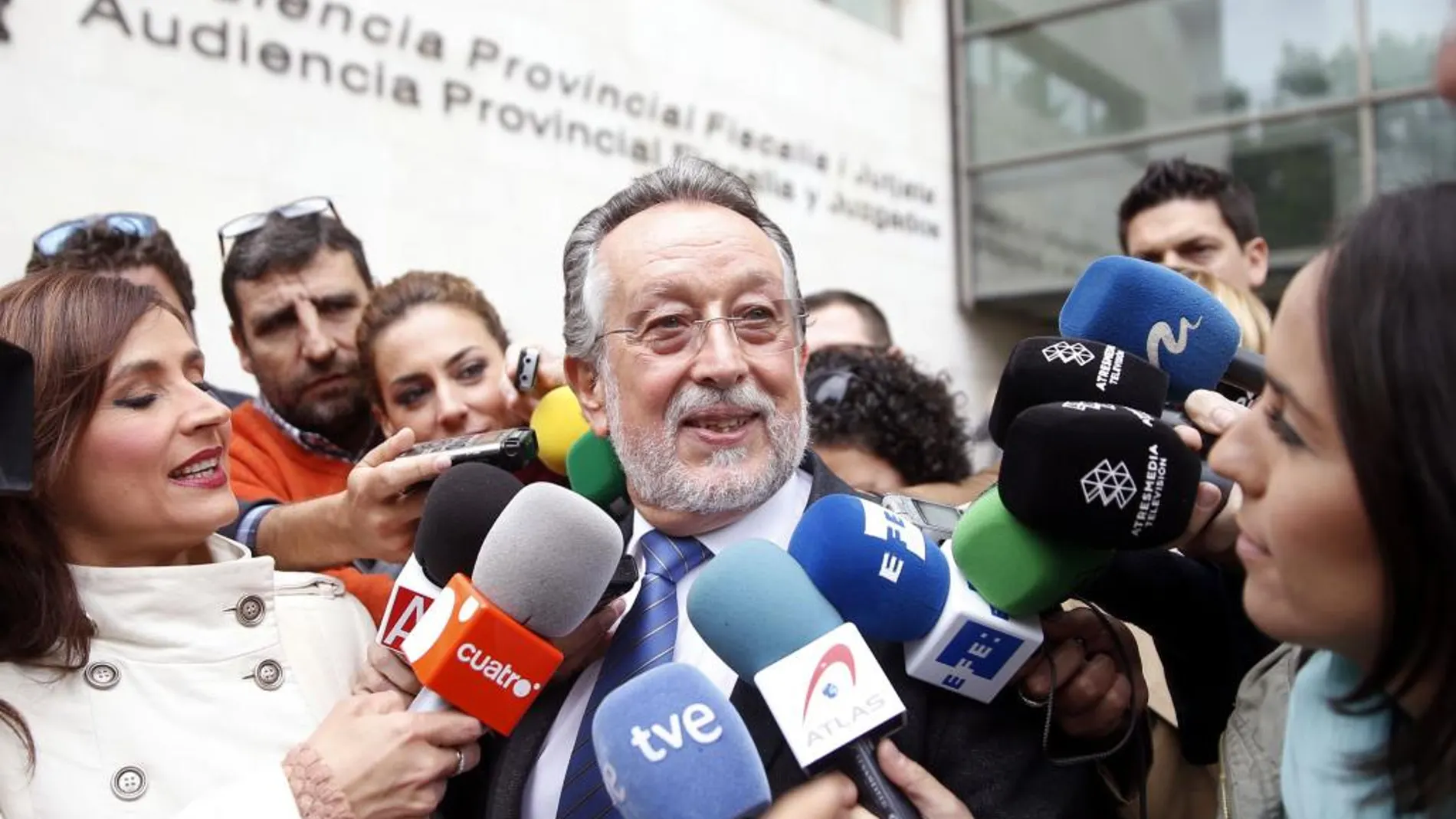 El exvicealcalde de Valencia, Afonso Grau, a su salida de la Ciudad de la Justicia