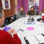 El líder de Podemos, Pablo Fernández, se reúne con los trabajadores de Ciuden