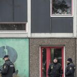 Miembros del Servicio de Inteligencia y policías daneses durante el registro en un bloque de apartamentos