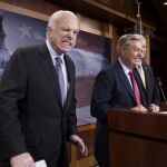 John McCain bromea con los senadores Lindsey Graham y Ron Johnson, R-Wis. ante la prensa