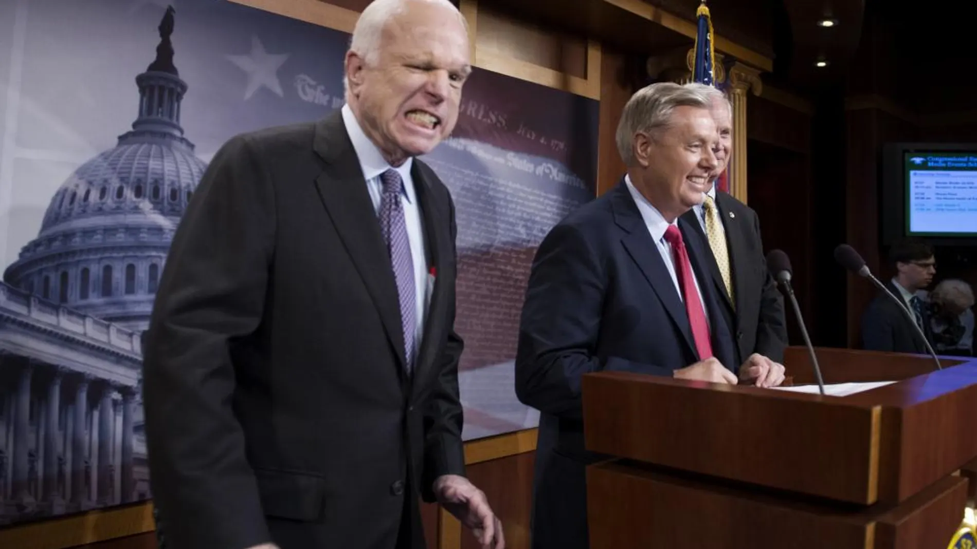 John McCain bromea con los senadores Lindsey Graham y Ron Johnson, R-Wis. ante la prensa