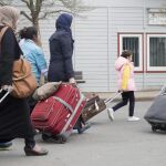 Varios refugiados sirios llegan al centro de primera acogida de la localidad de Friedland, Alemania
