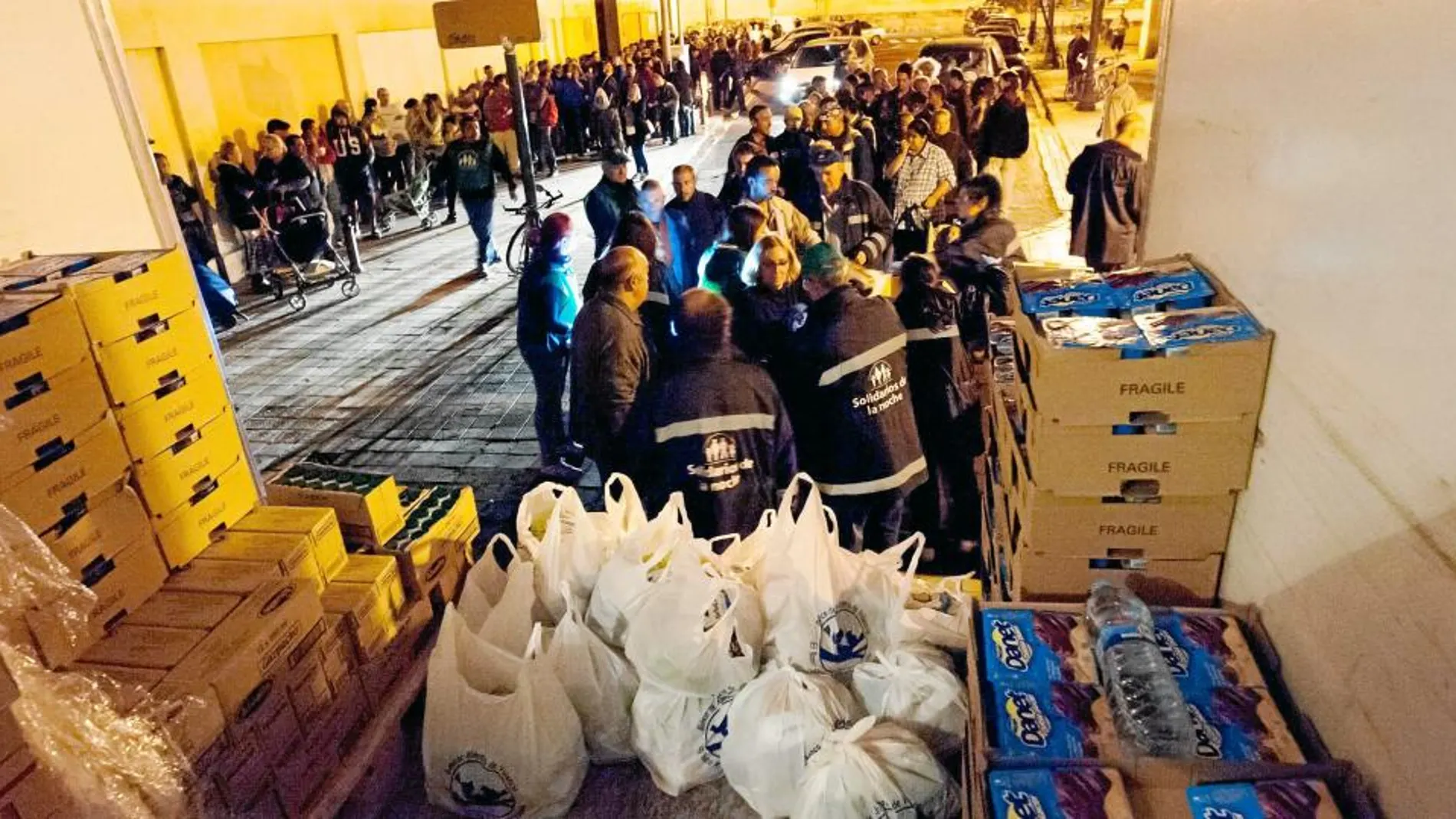 Más de 500 personas necesitadas se acercaron ayer a la calle Quart para recoger leche, zumo, conservas, fiambre y pan