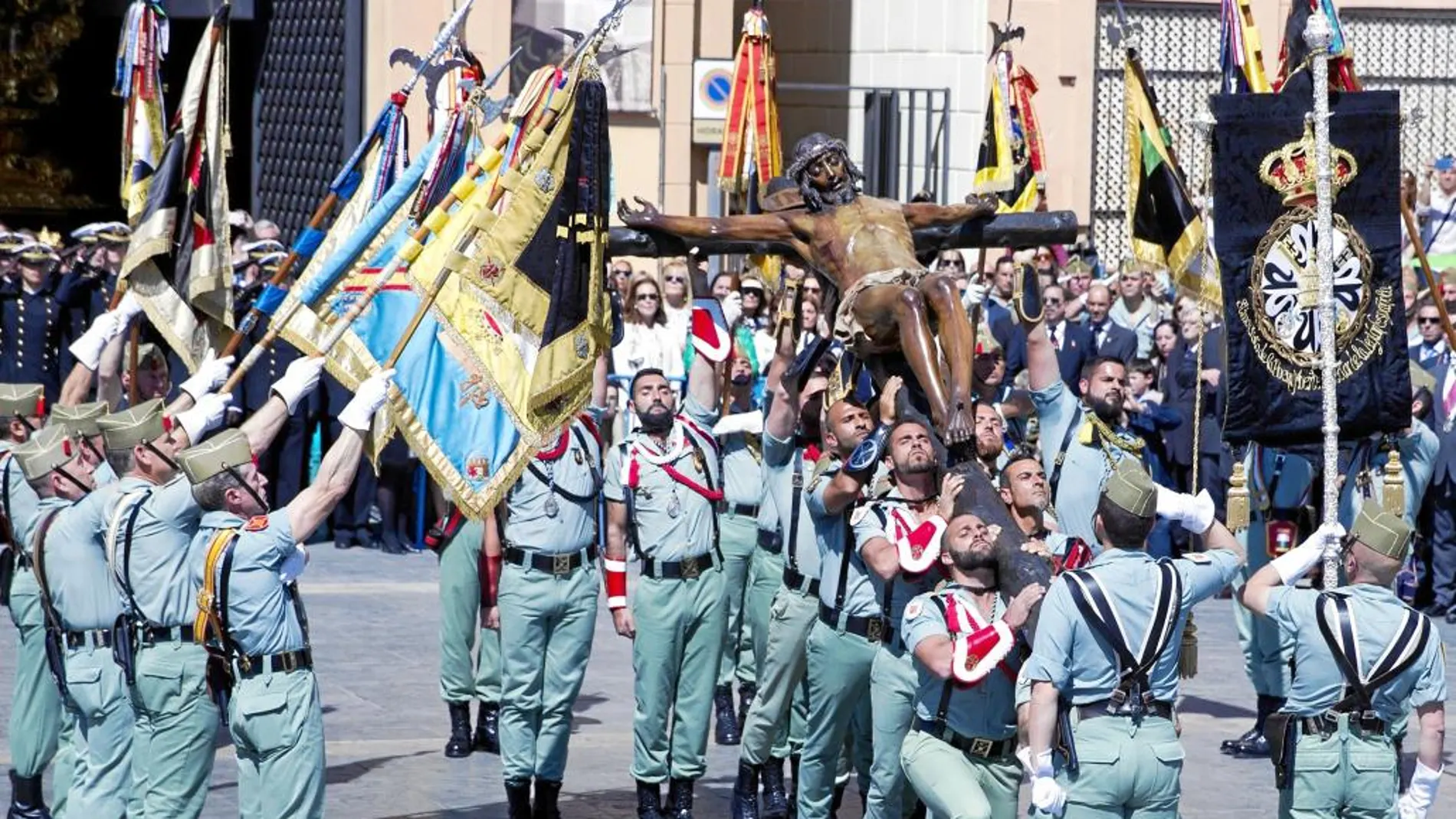 La compañía de honores del tercio Duque de Alba II de la Legión hace el traslado del Cristo de la Buena Muerte