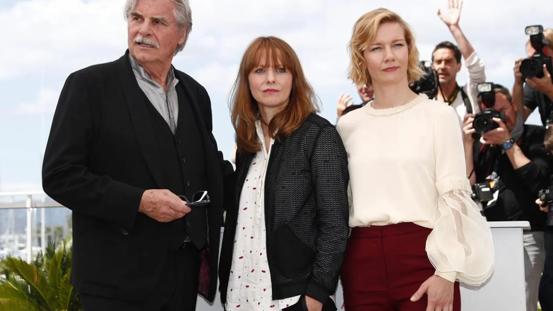 El actor Peter Simonischek, la directora Maren Ade and German y la actriz Sandra Huller posan durante el photocall de 'Toni Erdmann'