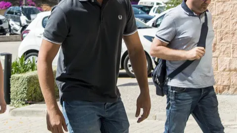 El piloto David Salom, primo del fallecido, a su llegada al tanatorio de Sant Valenti, en Palma, donde se ha abierto hoy la capilla ardiente del piloto Luis Salom
