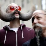 MJ Johnson (izda) en el acto de promoción del campeonato de barbas y bigotes en Nueva York