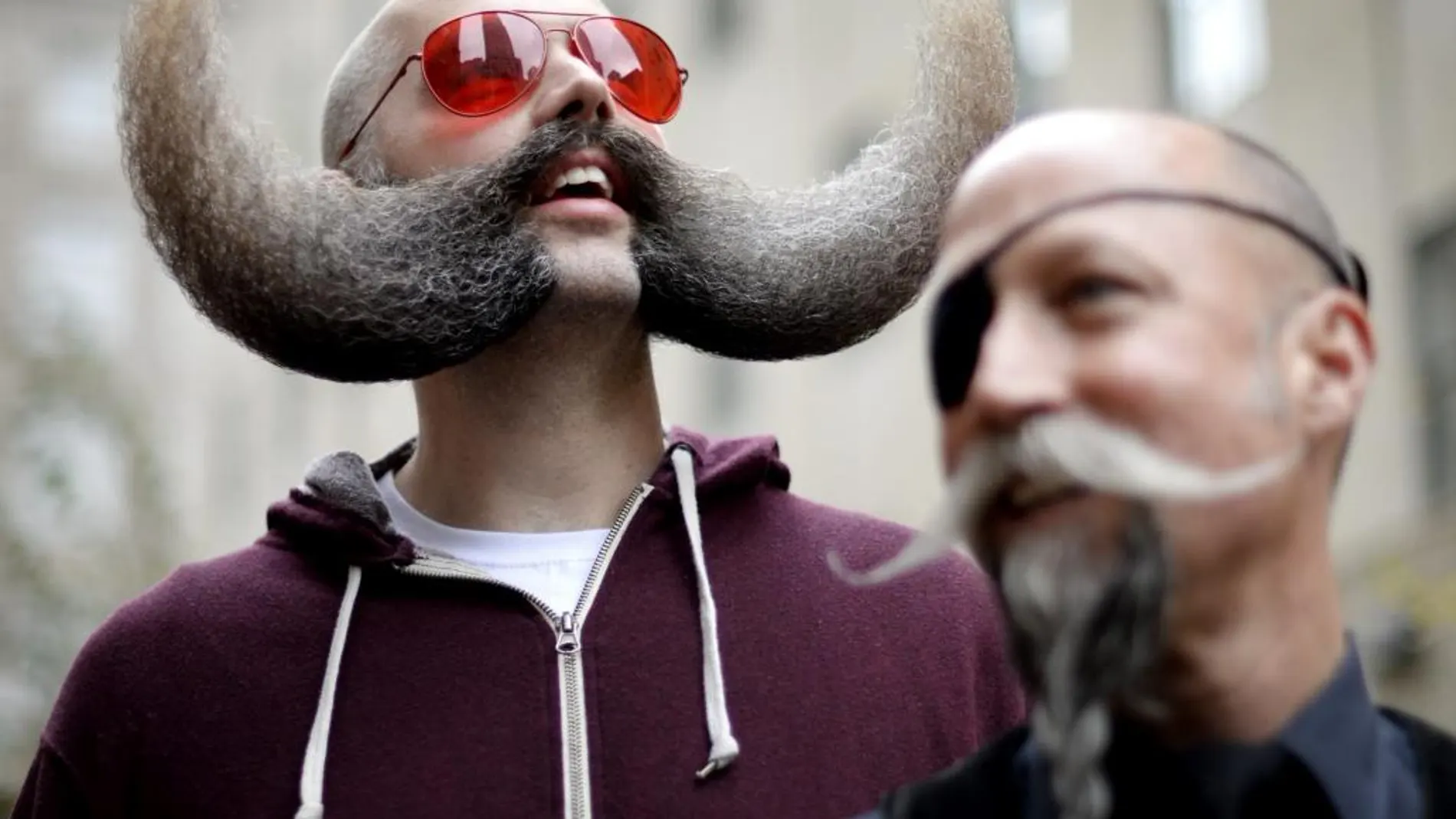 MJ Johnson (izda) en el acto de promoción del campeonato de barbas y bigotes en Nueva York