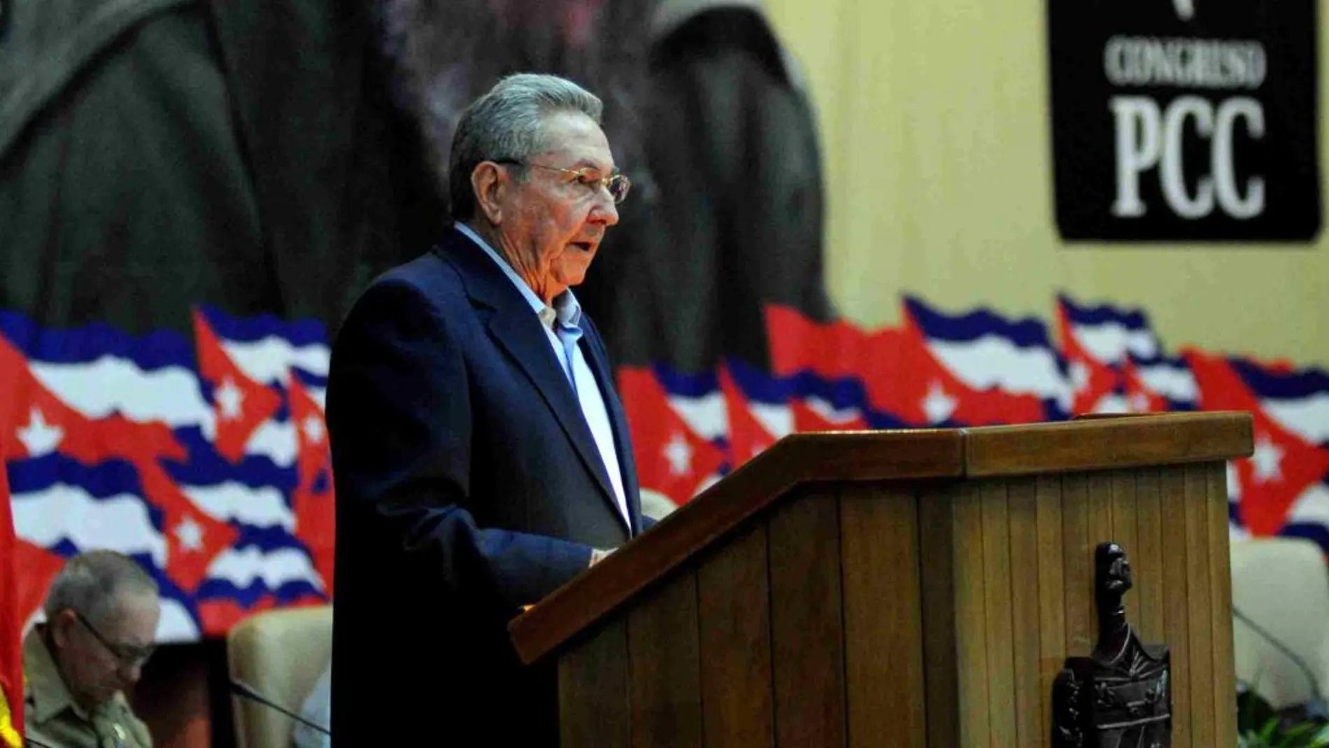 Raúl Castro pronuncia un discurso durante el VII Congreso del Partido Comunista de Cuba, hoy sábado 16 de abril, en La Habana (Cuba).